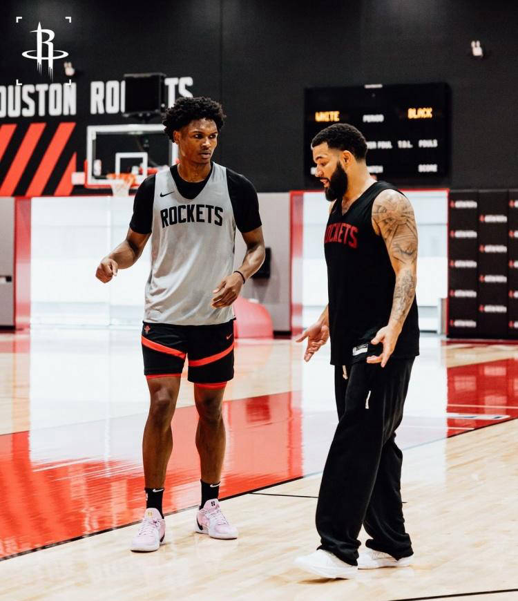 山东队力克篮网，范弗利特点燃赛场的简单介绍